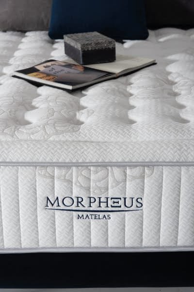 Détails du logo Morpheus brodé sur le matelas de face