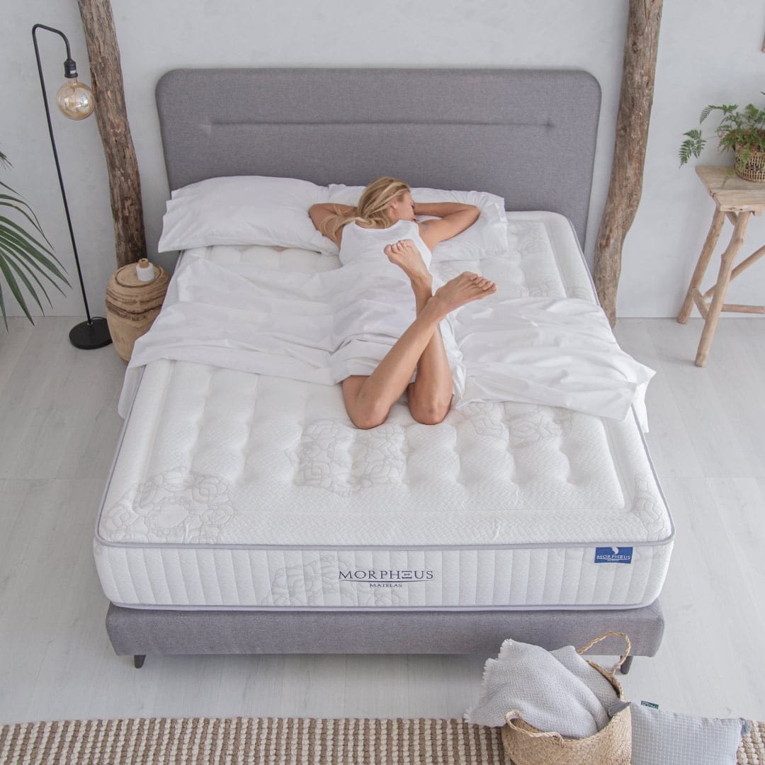 Femme allongée sur le matelas Morpheus - Soutien de la zone lombaire