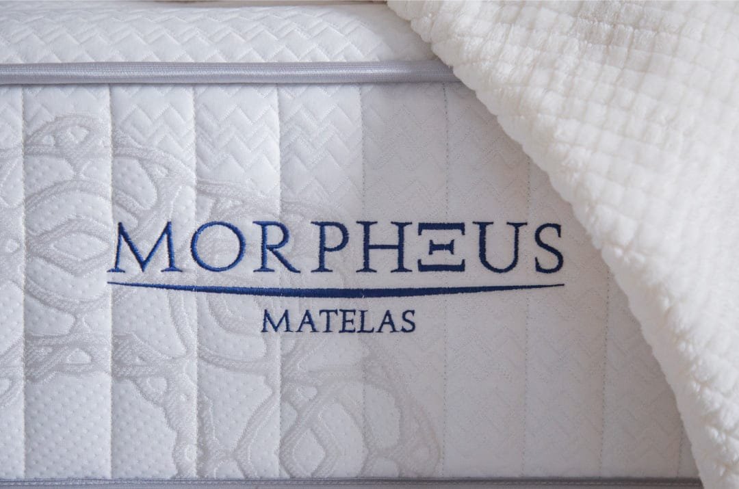 Détail de la broderie du logo Morpheus avec tissu hypo-allergénique