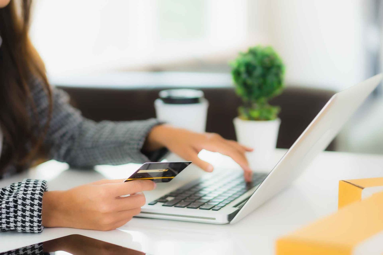 Un client paie sur internet avec sa carte bancaire de manière sécurisée