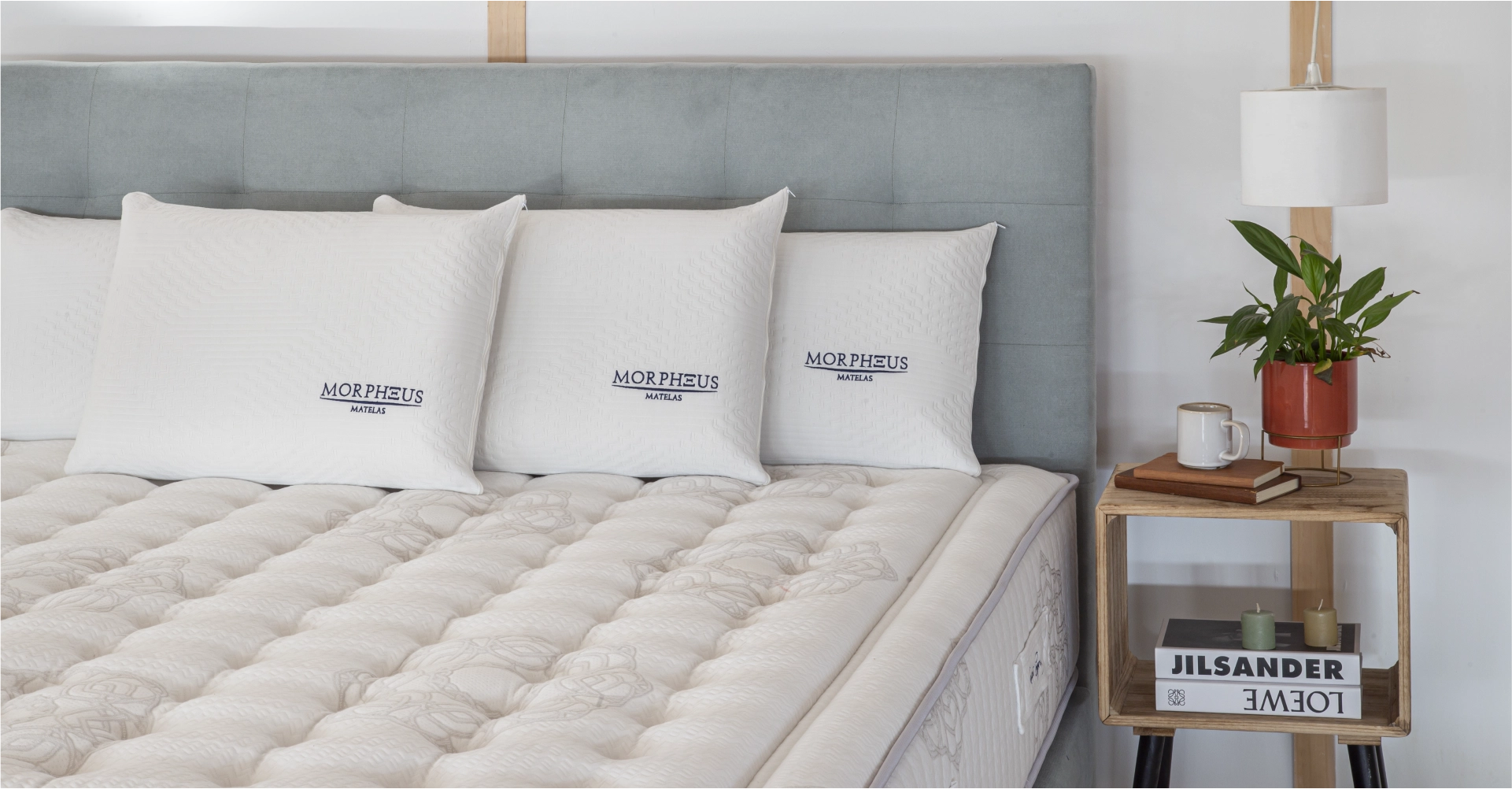 Détails des différents oreillers avec tailles modulables et confort disposés sur un matelas Morpheus Hybride