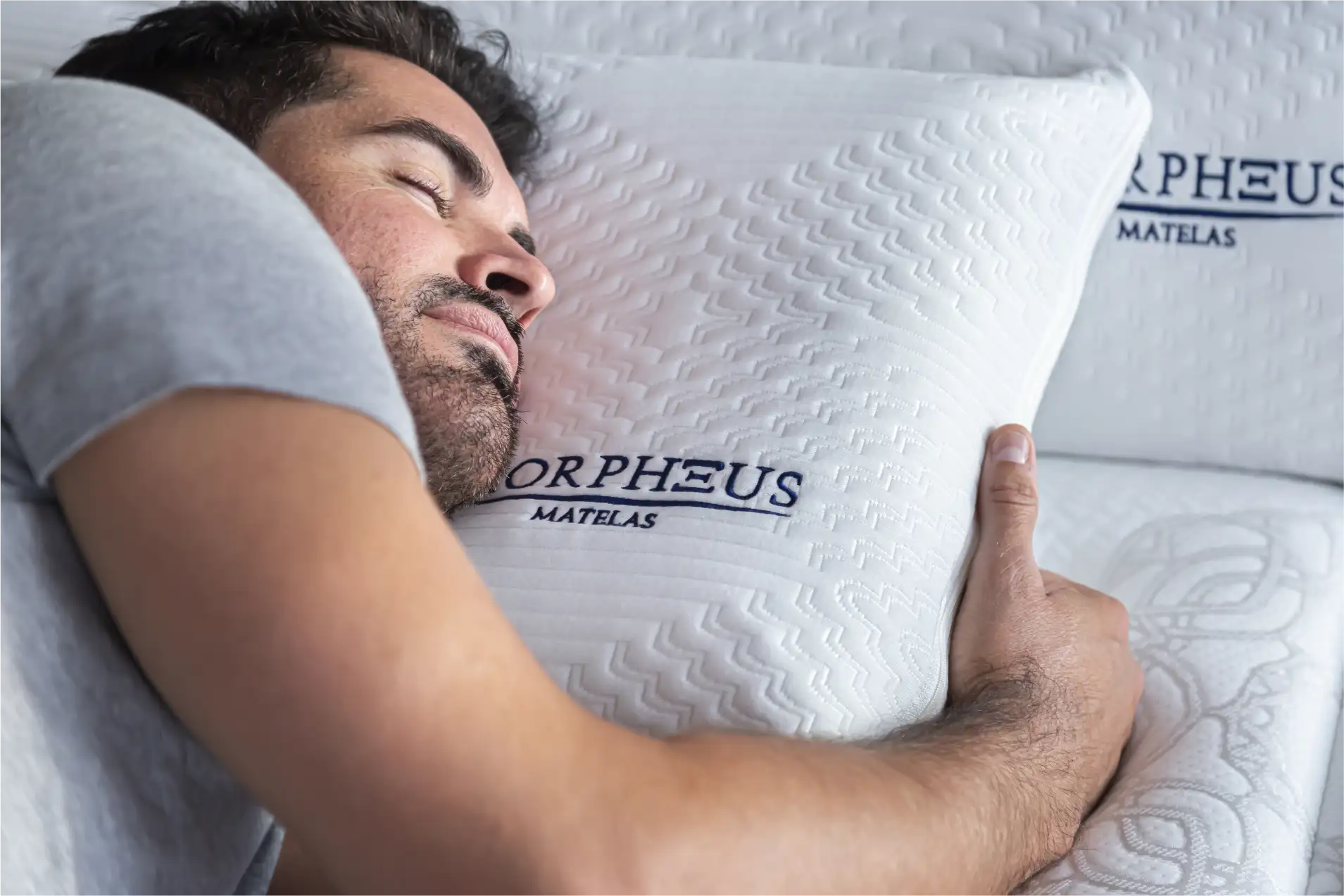 Homme qui dort sur un oreiller à mémoire de forme Morpheus qui s'adapte à la morphologie de son cou