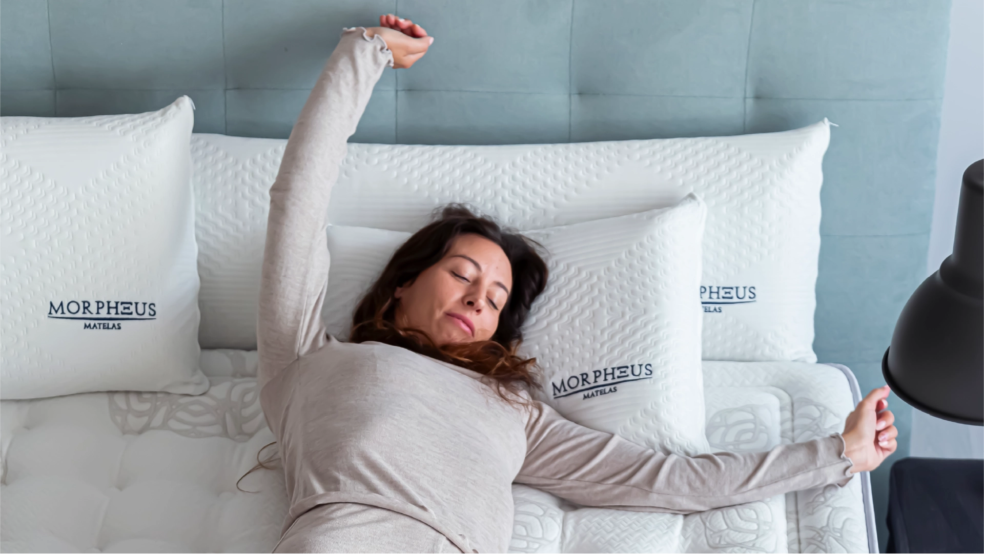 Client allongé avec des oreillers Morpheus 60x40 en mémoire de forme - Confort optimal