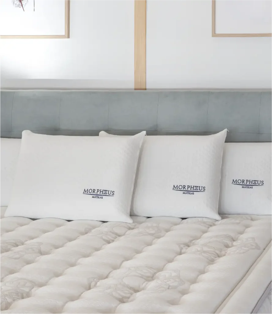 Oreillers et Traversins à mémoire de forme disposés sur un matelas Morpheus
