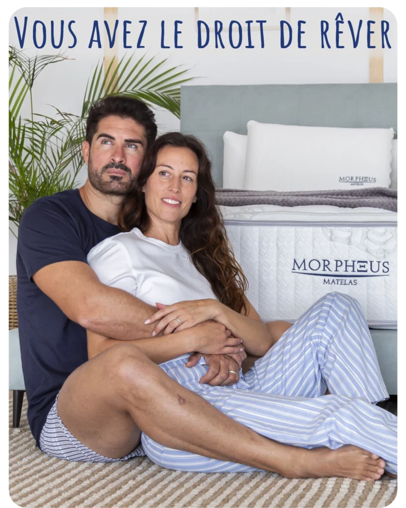 Couple heureux dans sa chambre avec zoom sur logo Morpheus