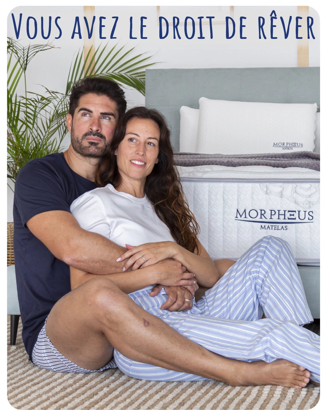 Couple heureux dans sa chambre avec zoom sur logo Morpheus