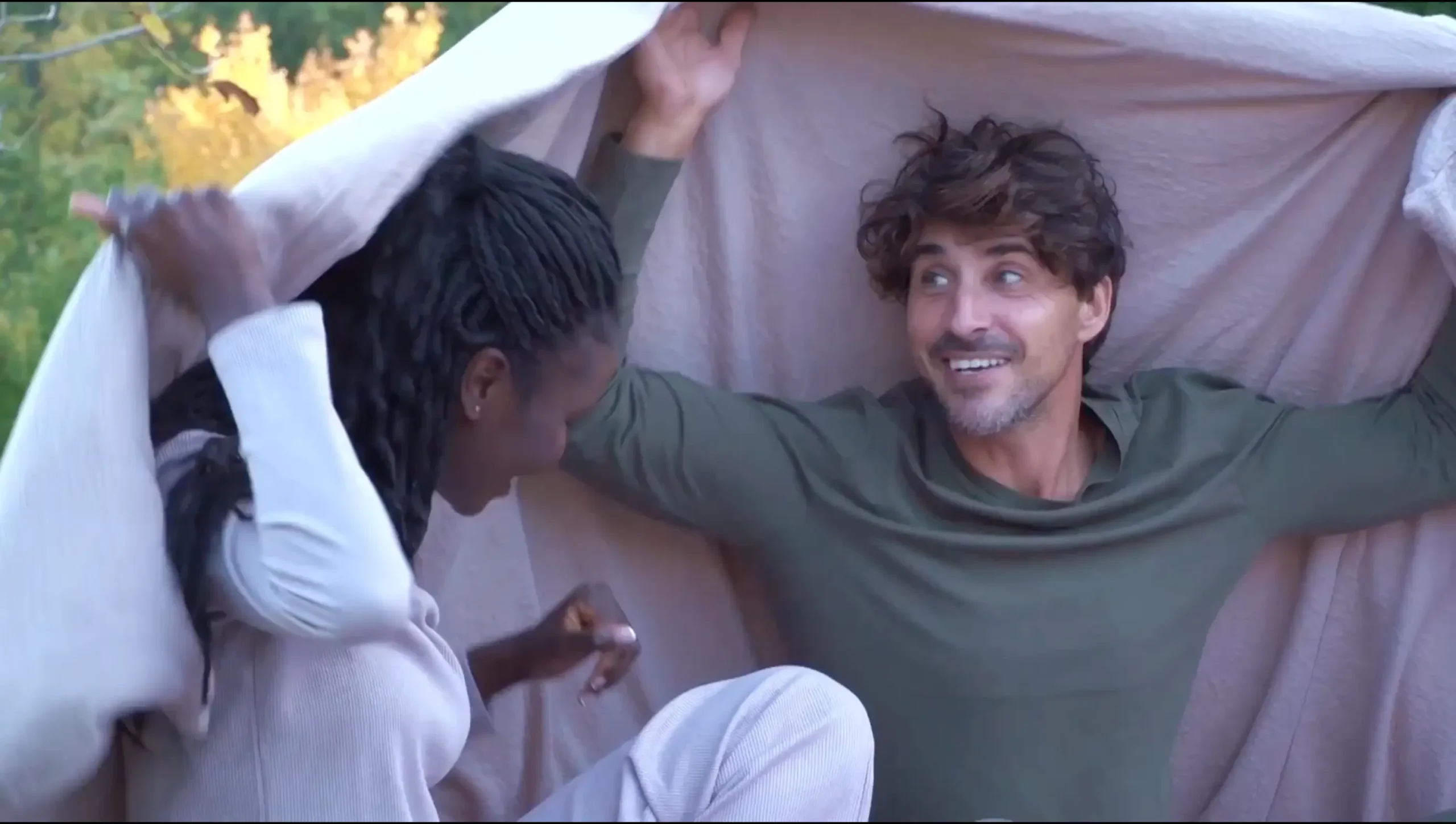 Couple avec couverture hiver confort epaisse