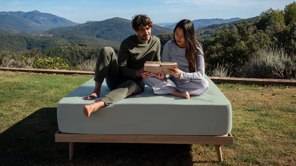 Couple allongé sur un lit avec drap-housse et taies B-Sensible - Confort et protection imperméable aloe vera