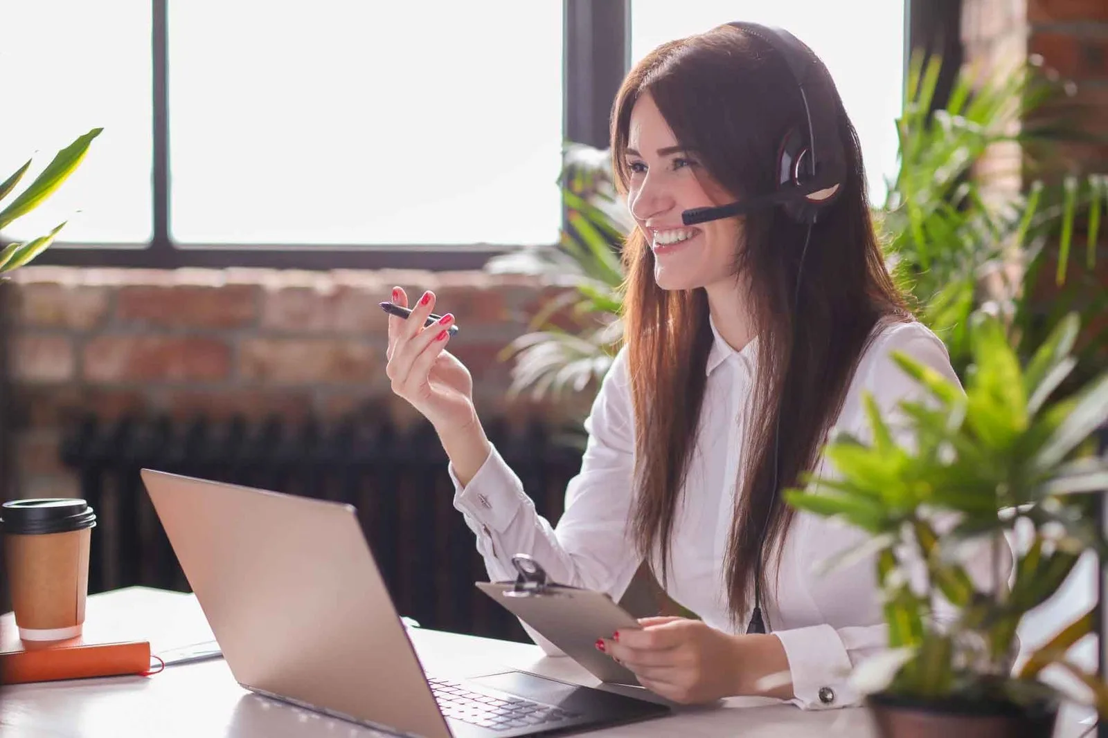 Une collaboratrice du service clientèle qui apporte son aide