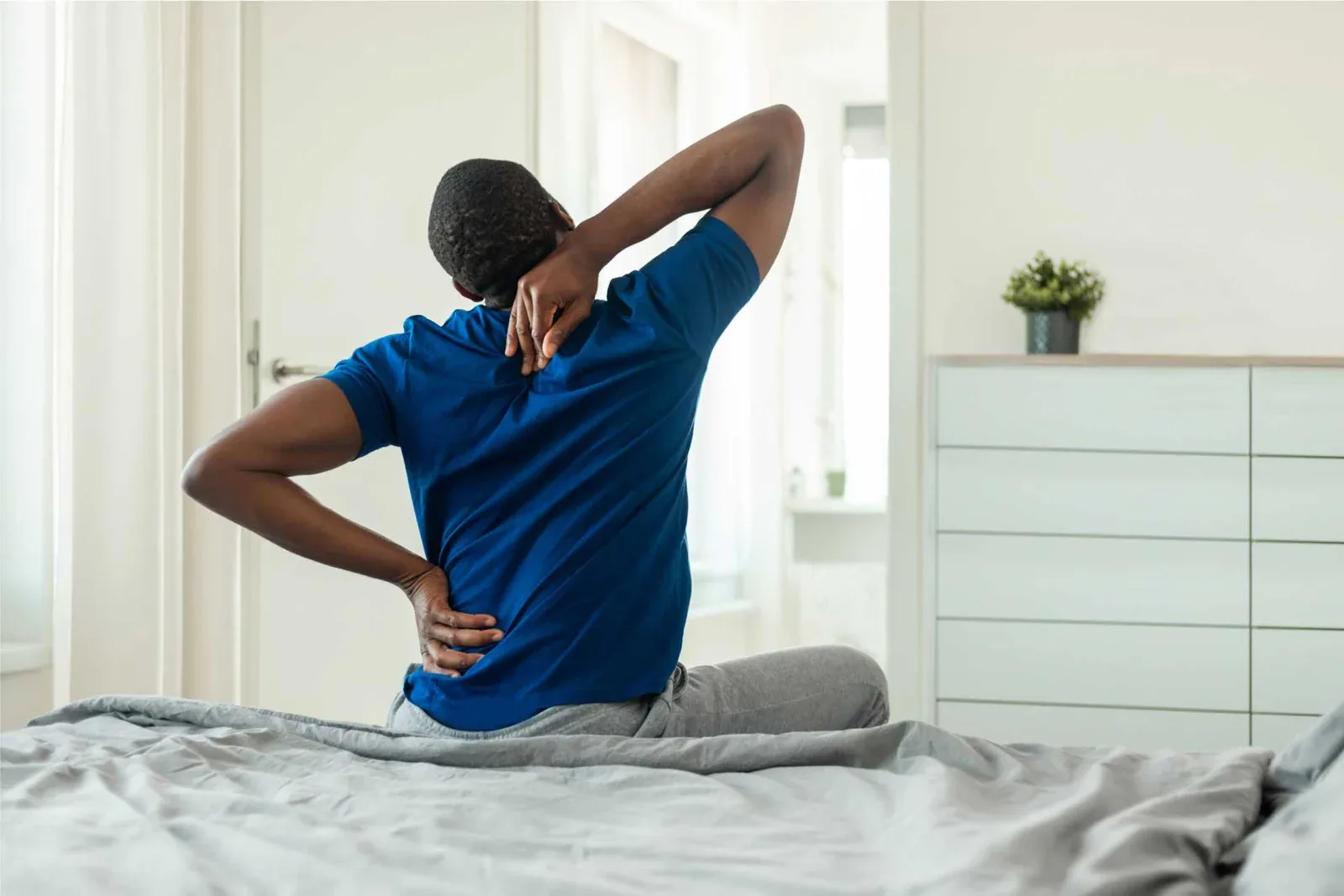 Homme qui s'étire et se relaxe