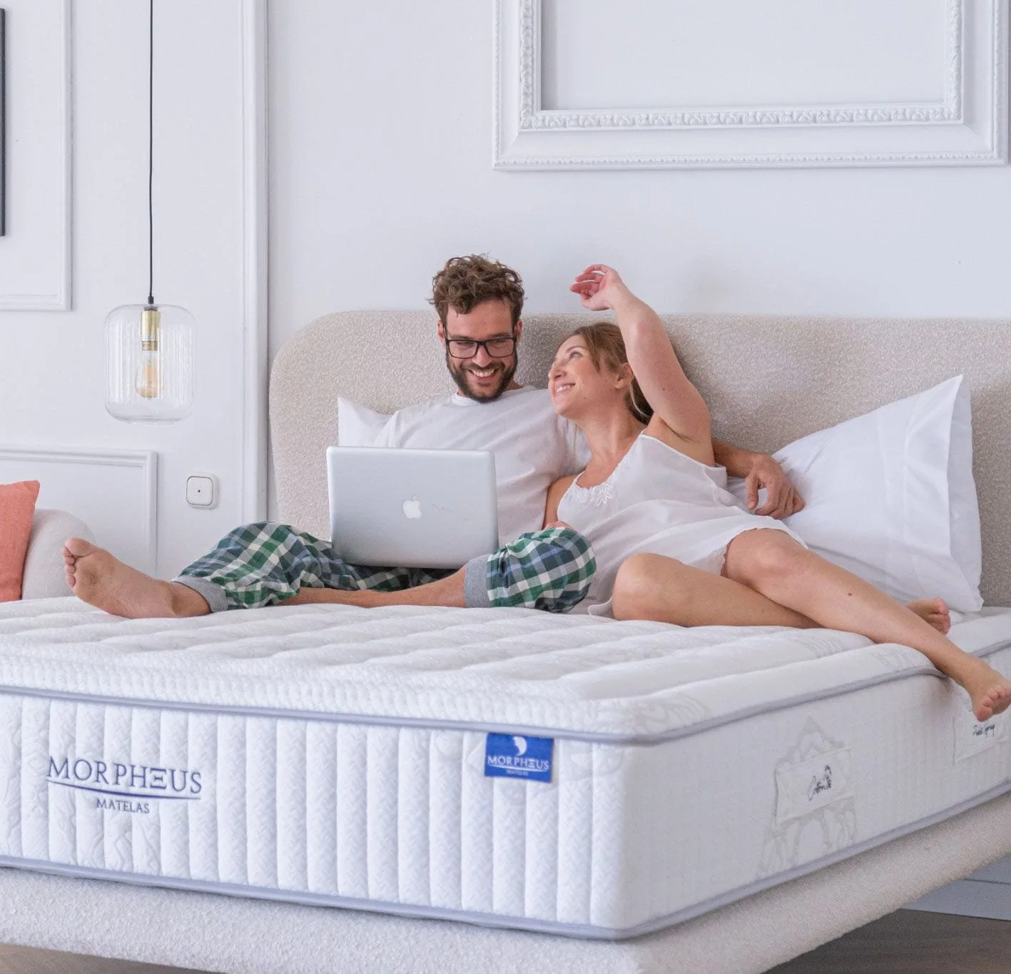 Matelas Morpheus - Couple qui achete son matelas sur le site internet - e boutique