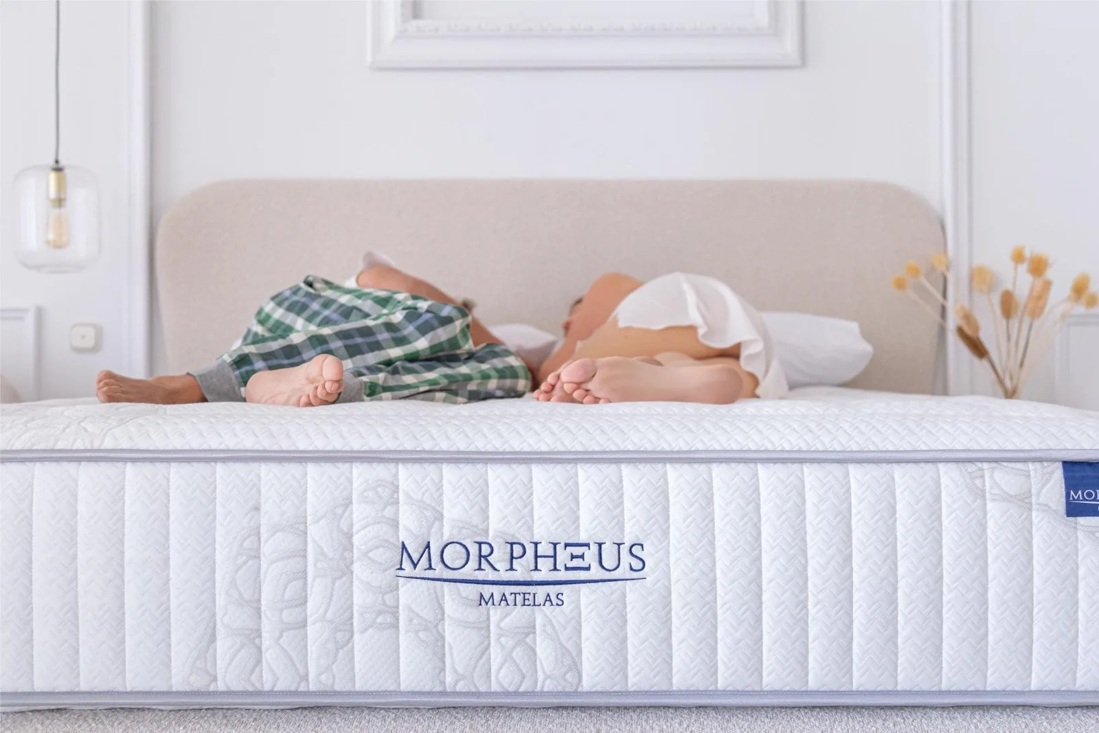 Dormeur allongé sur le matelas Morpheus