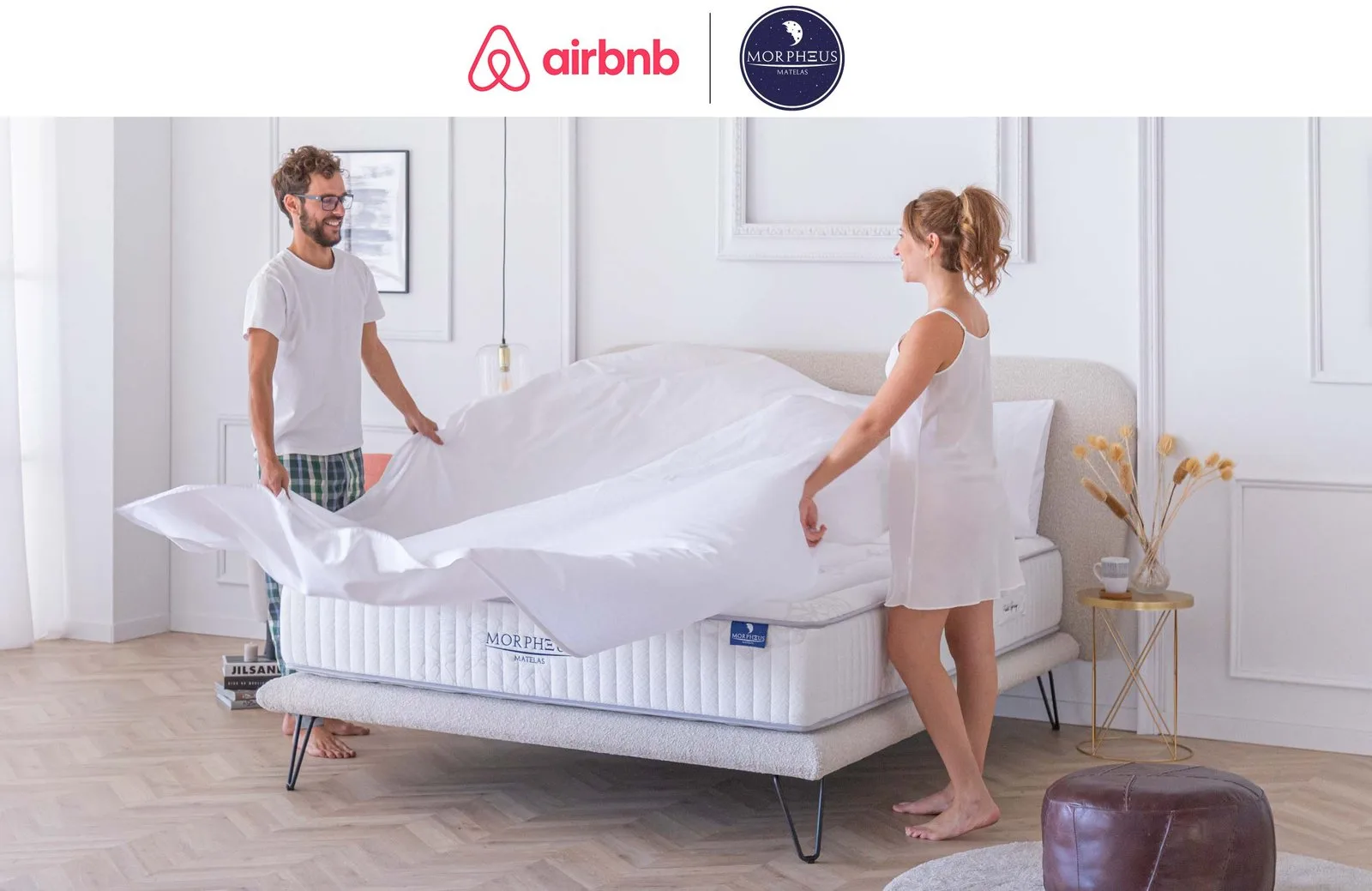 Couple qui installe un drap sur un matelas Morpheus
