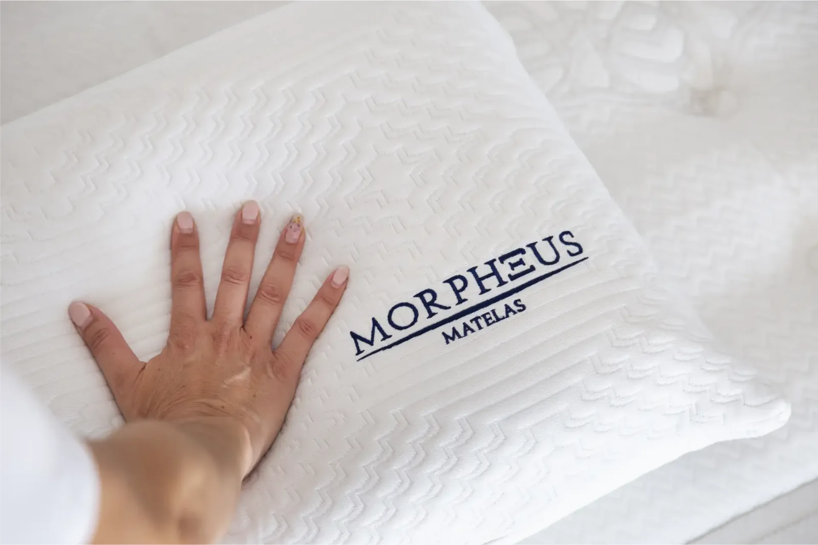 Main posée sur l’oreiller Morpheus