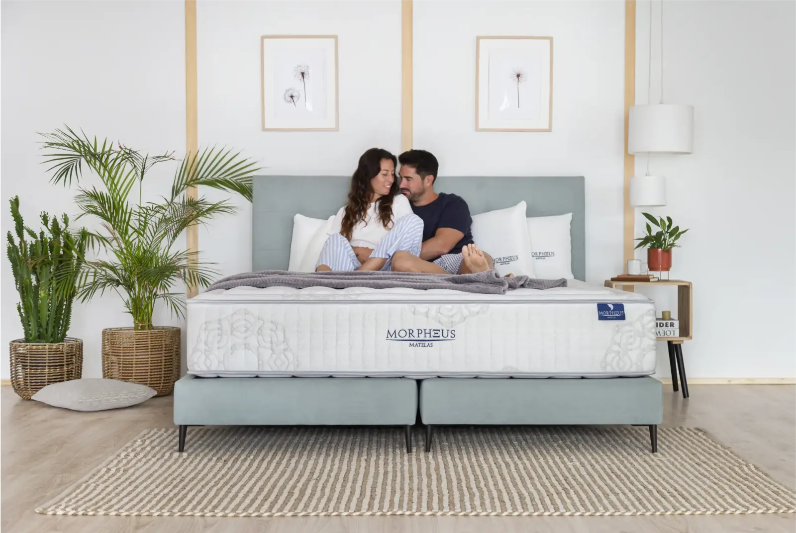 Couple sur un matelas Morpheus dans une chambre lumineuse