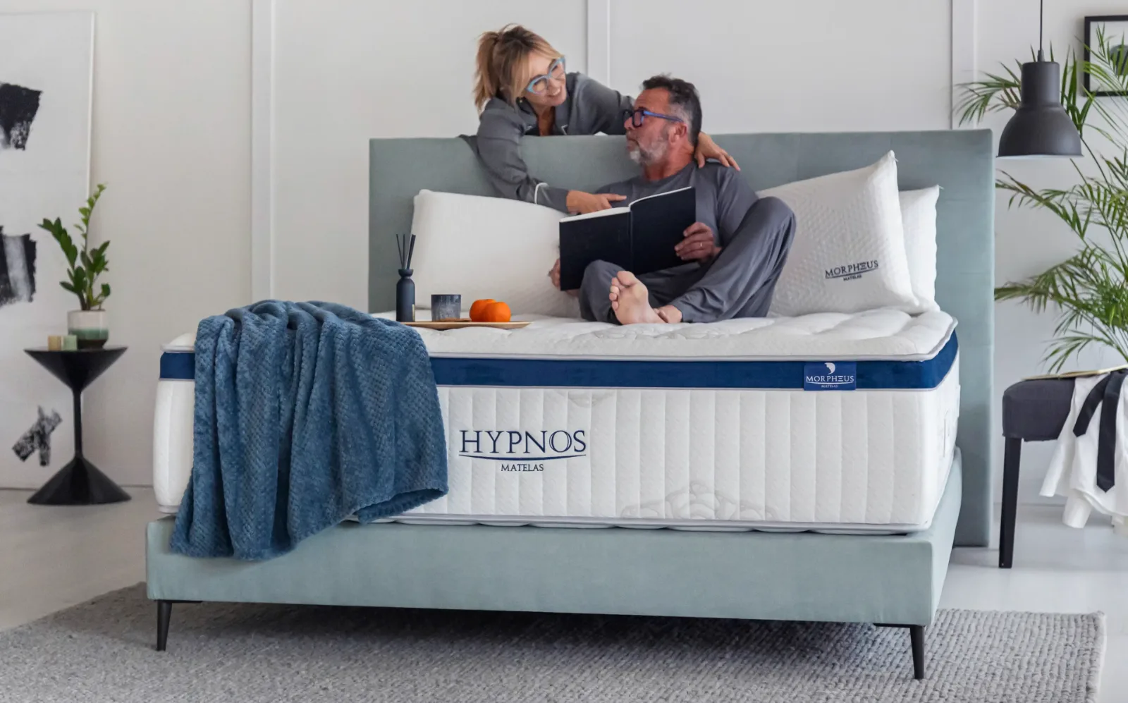 Ensemble hypnos avec matelas, sommier et tête de lit et coussins