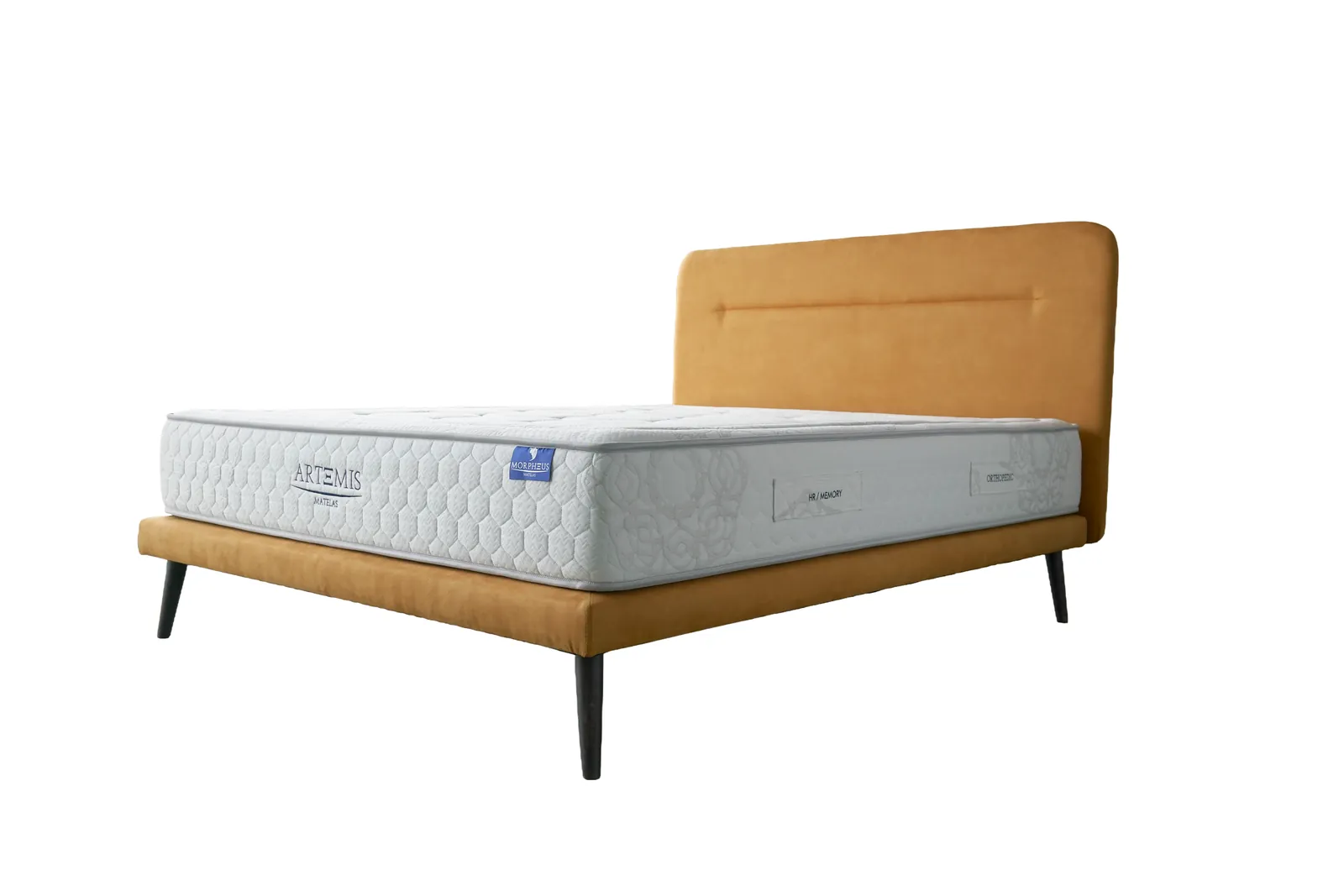 Matelas Artemis sur un lit à tête de lit moutarde, vu de trois quarts