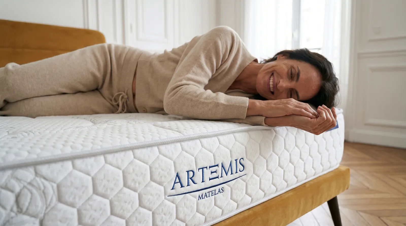 Femme allongée sur le matelas Artemis