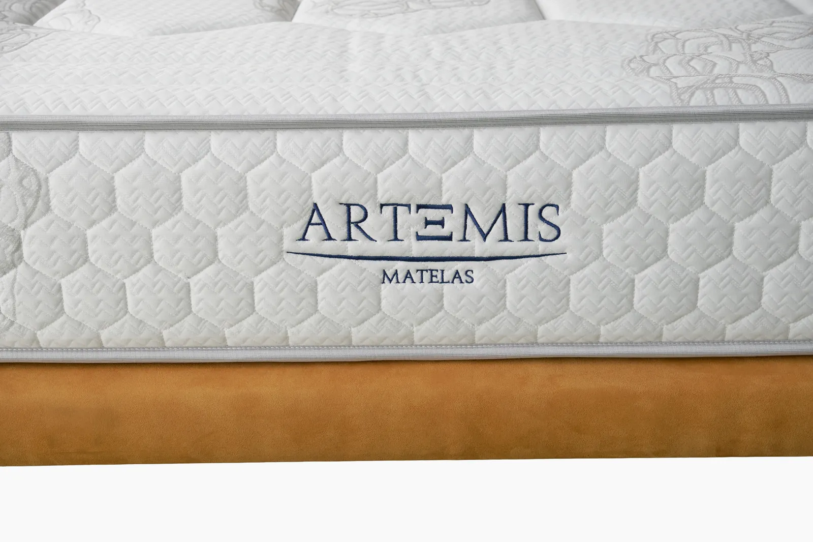 Broderie Artemis sur le flanc du matelas