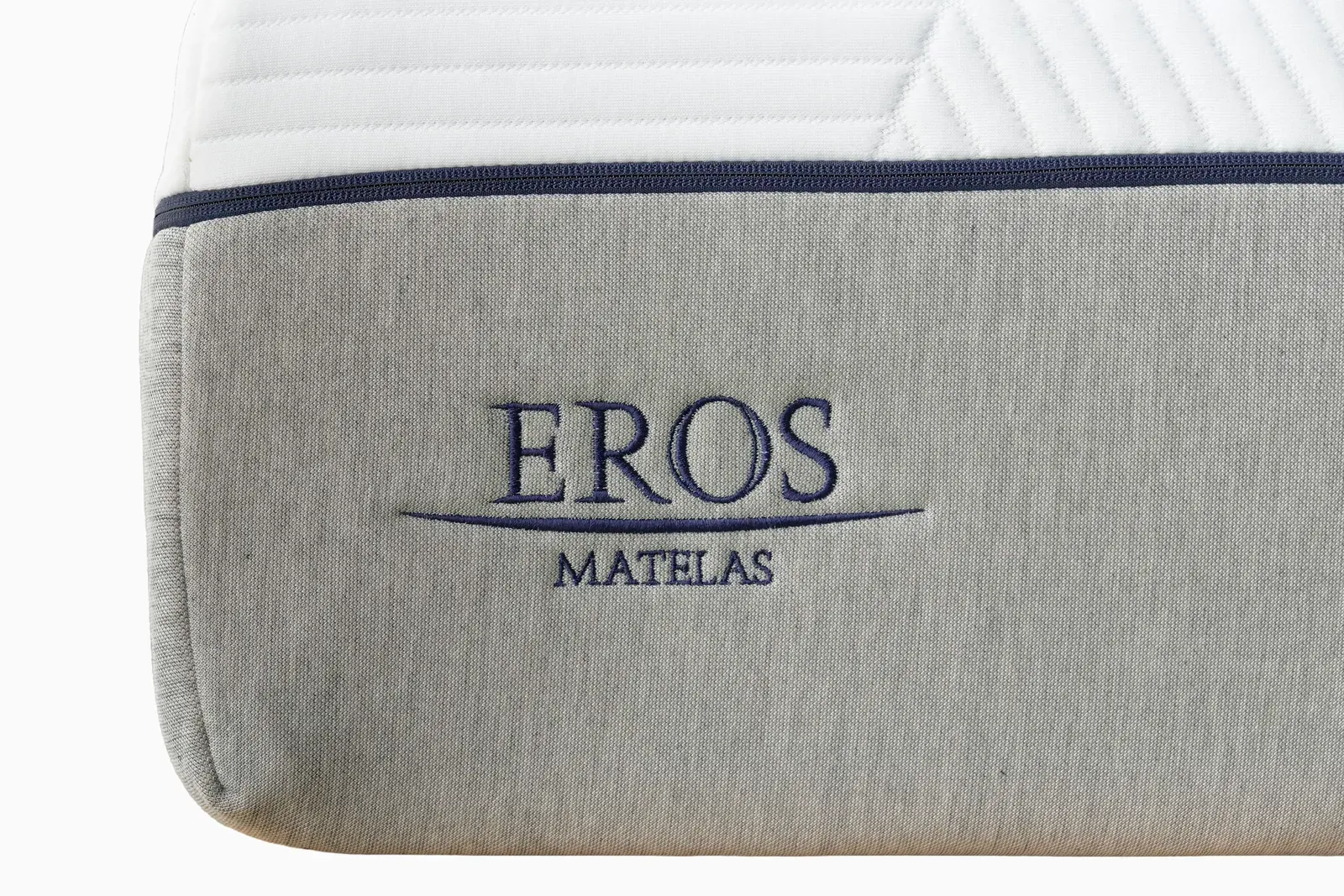 Broderie Eros sur le flanc gris du matelas
