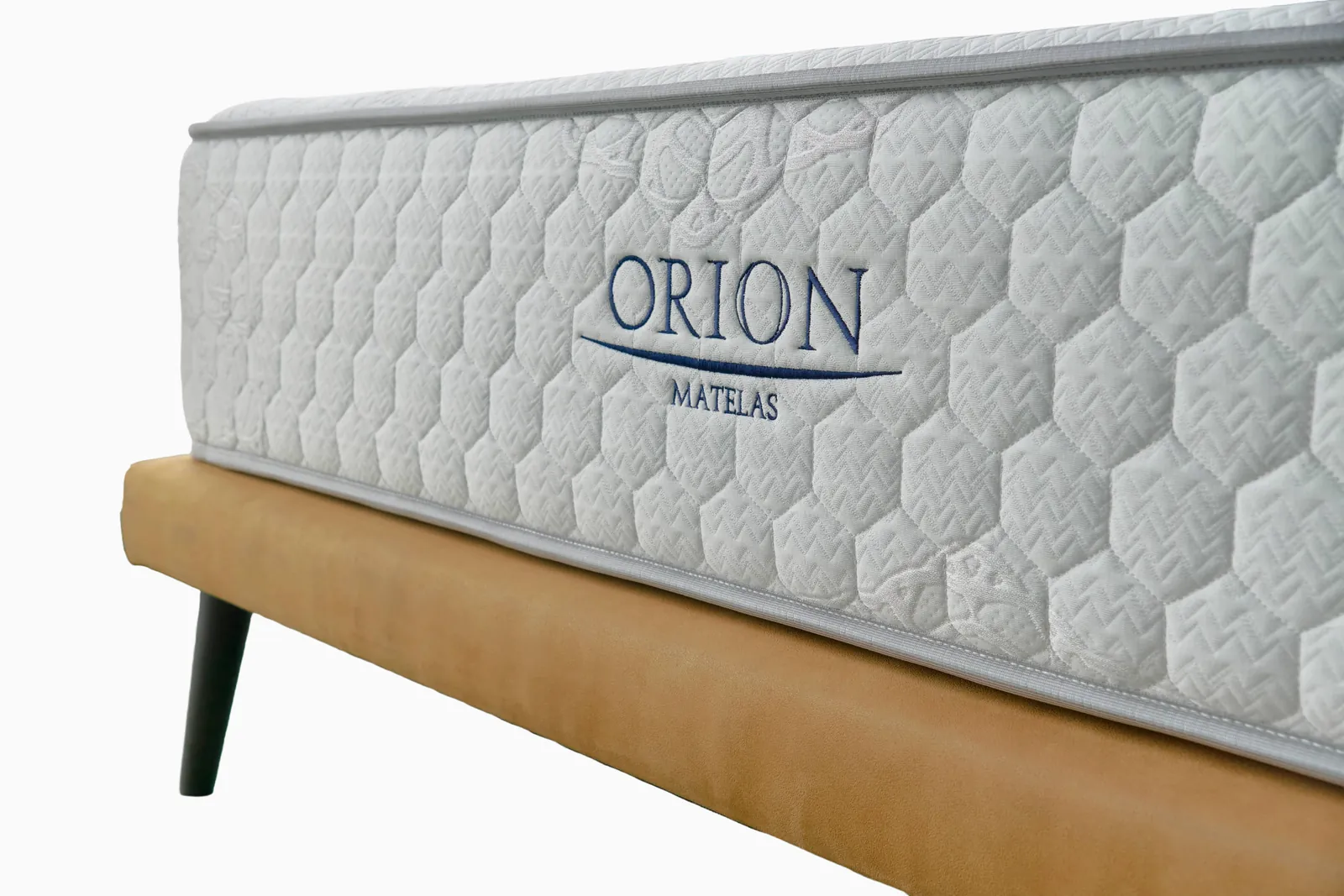 Broderie Orion sur le flanc du matelas