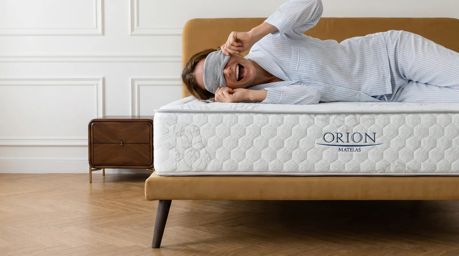 Femme qui se réveille sur le matelas Orion