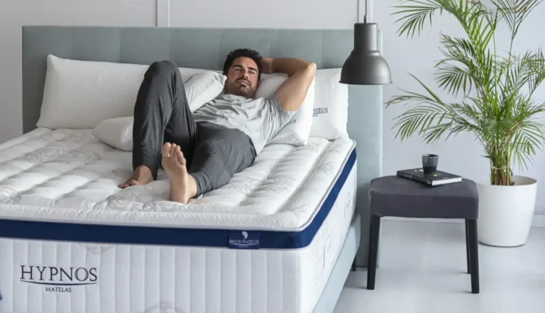 Homme allongé sur un matelas Hypnos dans une chambre