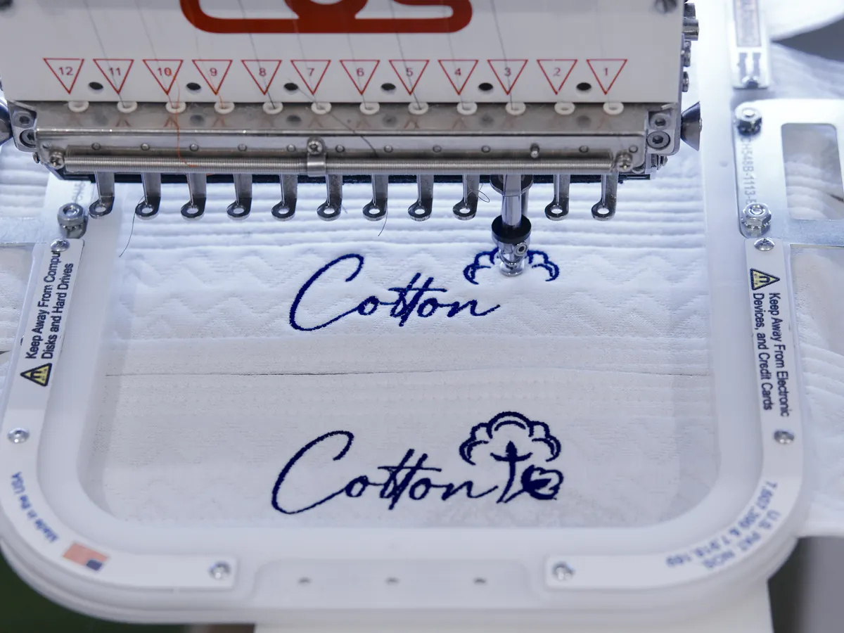 Broderie « Cotton » en cours sur un tissu matelassé, dans l’usine Morpheus de Yecla, en Espagne